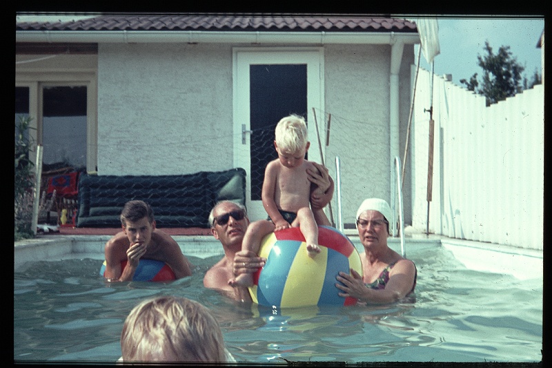 16.Regensburg jun 1966 Ilse,Papa,Walter,Peter.JPG